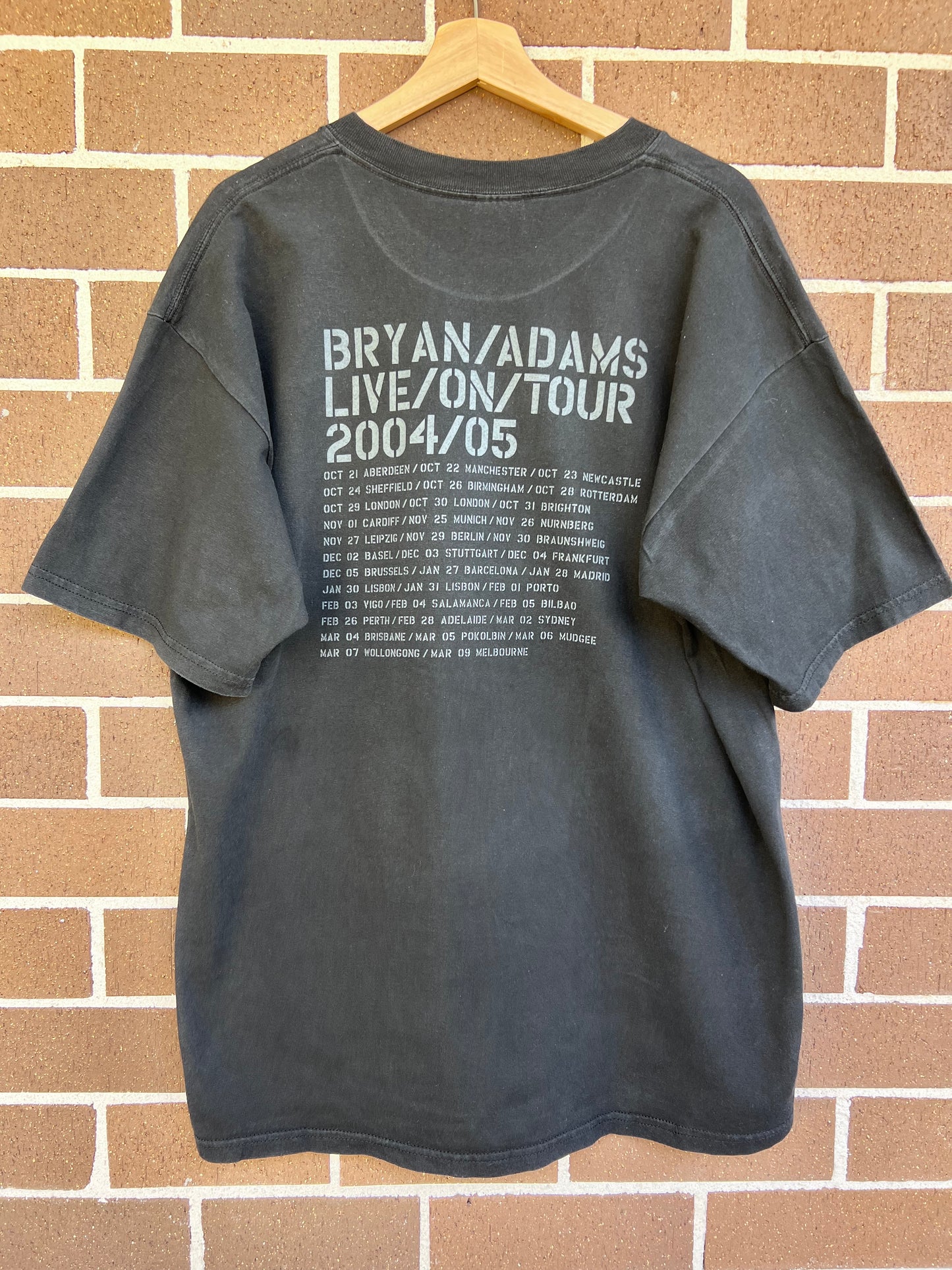 Bryan Adams 2004 tour XL on Gildan tag